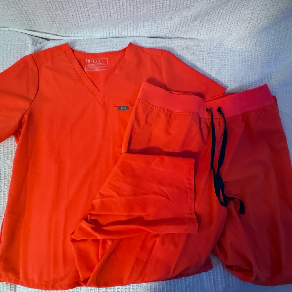 Figs Firey Coral Scrub Set